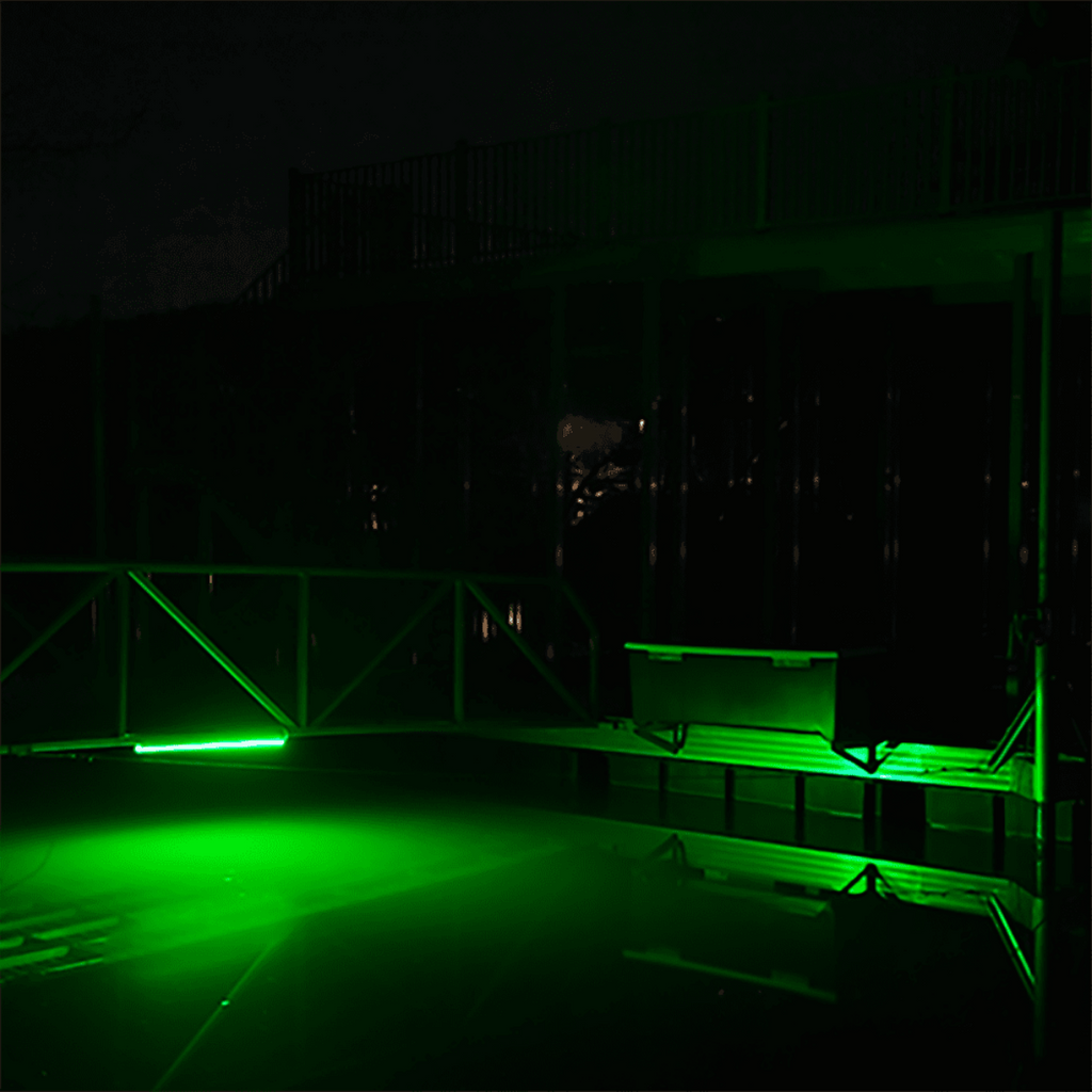 DM260G DockMaster Above Water Dock Light-Green